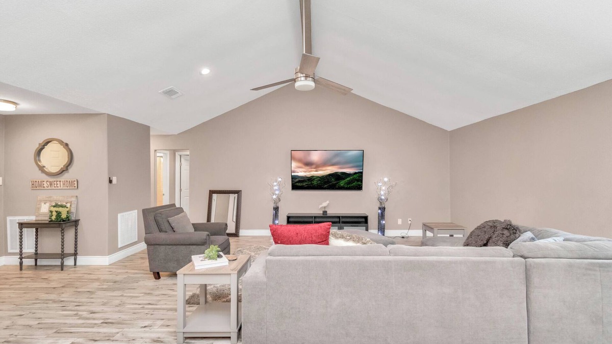 Addicks House | 🔥3 King Suites MD Anderson 30+ Nights 3min to I-10 Med Center Fast WiFi Garage