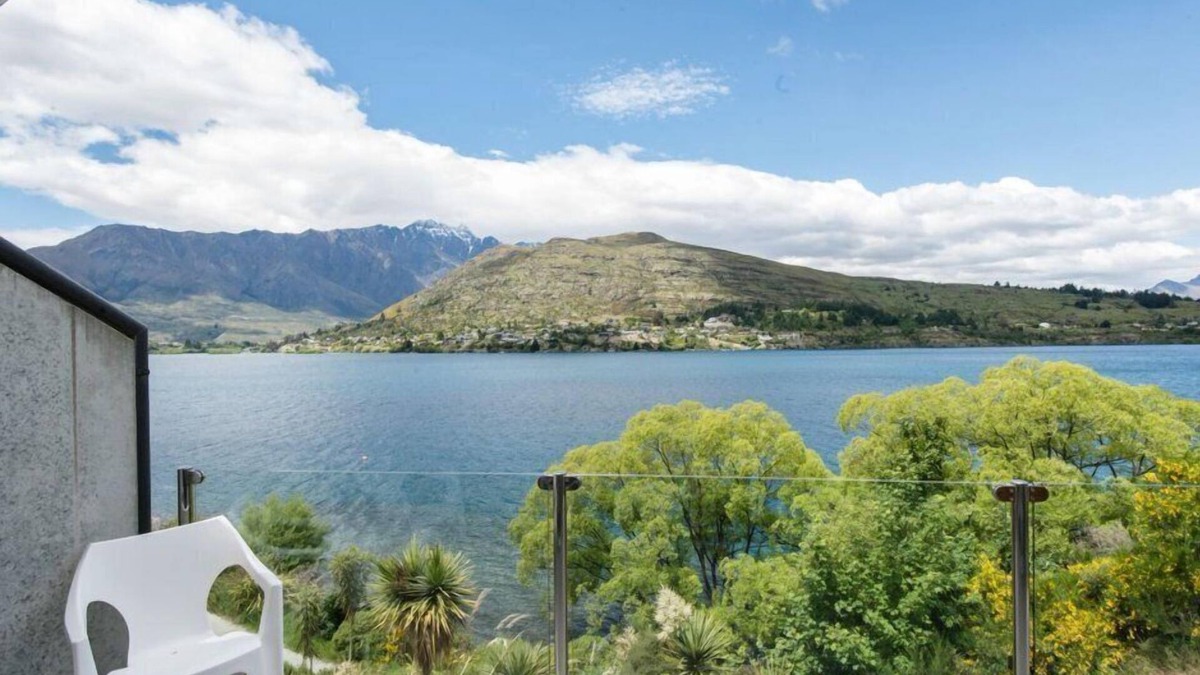 Queenstown Apartment | 3 LEVEL LAKESIDE LUXURY, SPA BATH, INTERNAL GARAGE