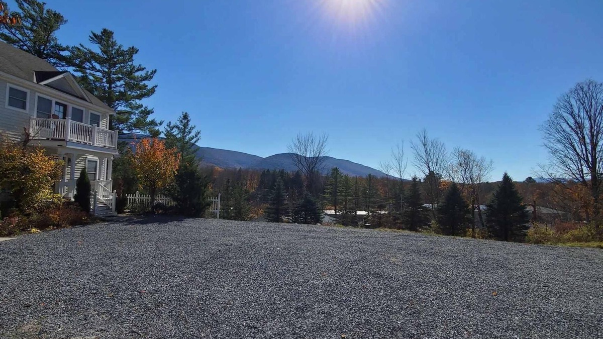 Manchester Center House | 3 Level Townhome on Private Property ~ Walk in Town ~ Spacious & Spotless