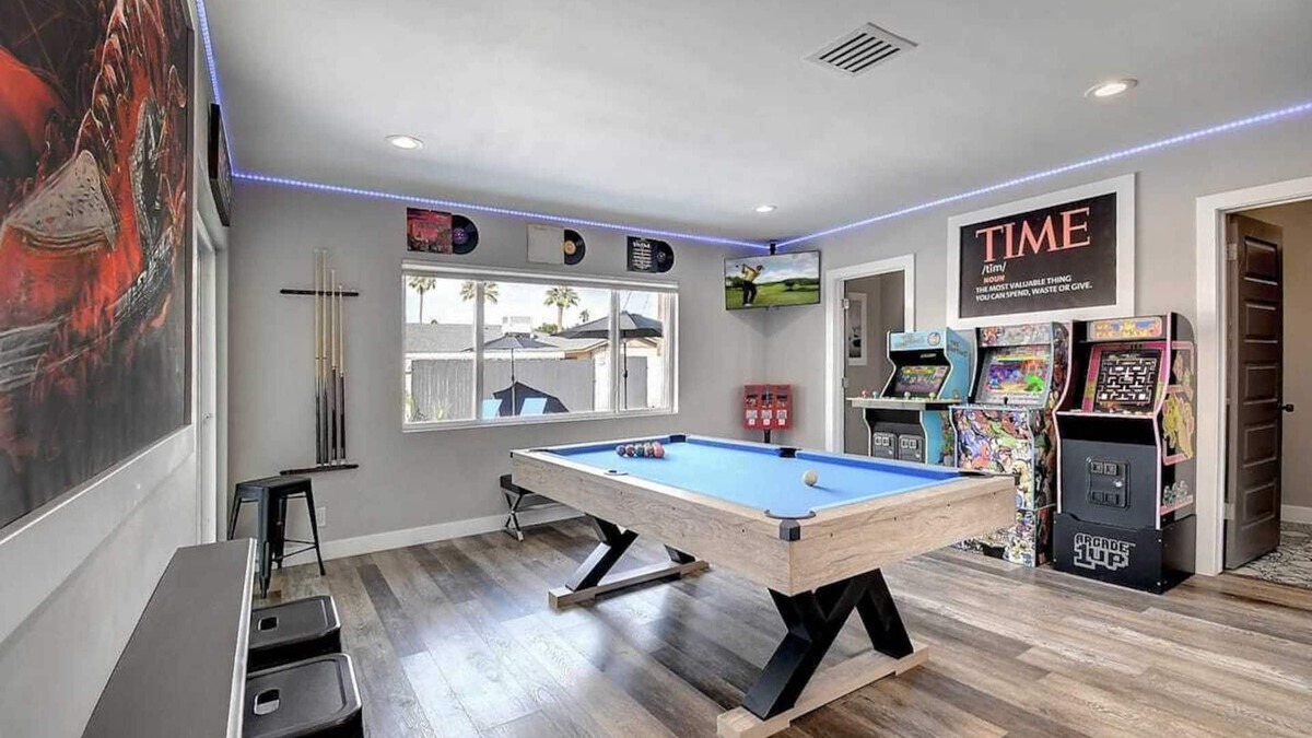 Village Grove House | 3 Master Suites Theater Game Room Near Old Townnn