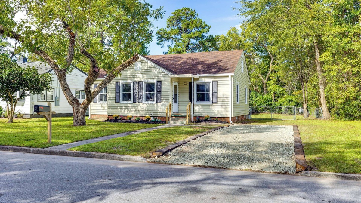 Jacksonville House | 3 Mi to Camp Lejeune: Home w/Fire Pit & Grill!