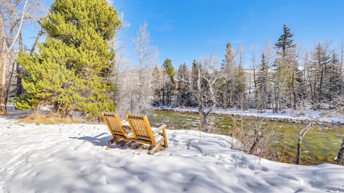 Willow Grove Condo | 3 Mi to Dillon Reservoir: Condo w/Hot Tub Access!