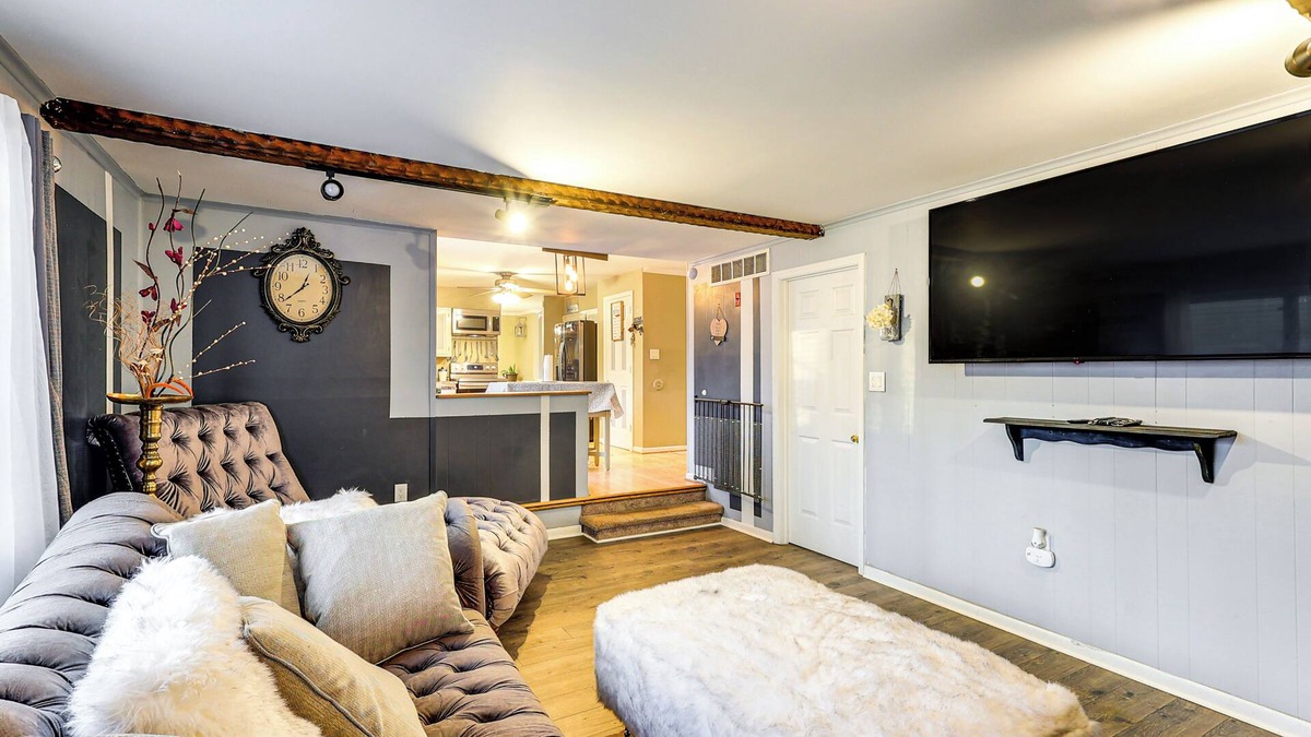 Dover House | 3 Mi to Dover Motor Speedway: Pet-Friendly Retreat