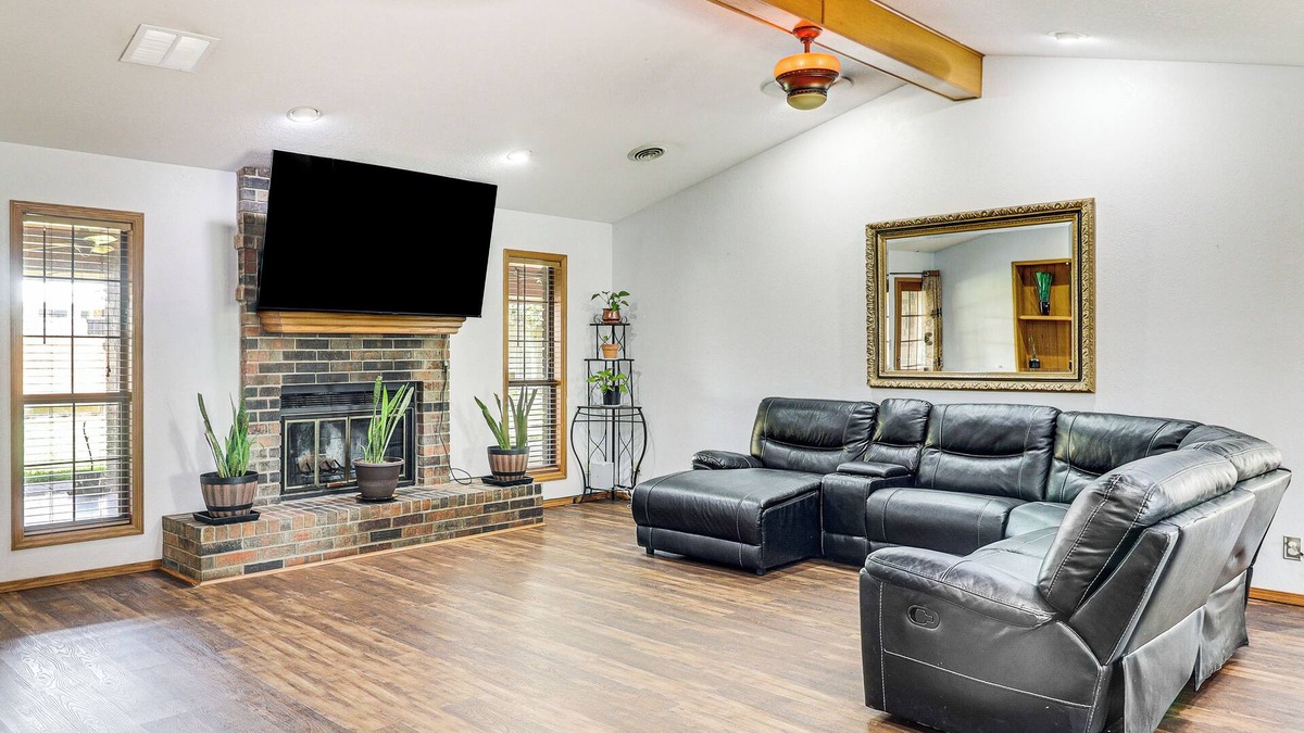 Roswell House | 3 Mi to Downtown Roswell: Home w/Patio + Yard
