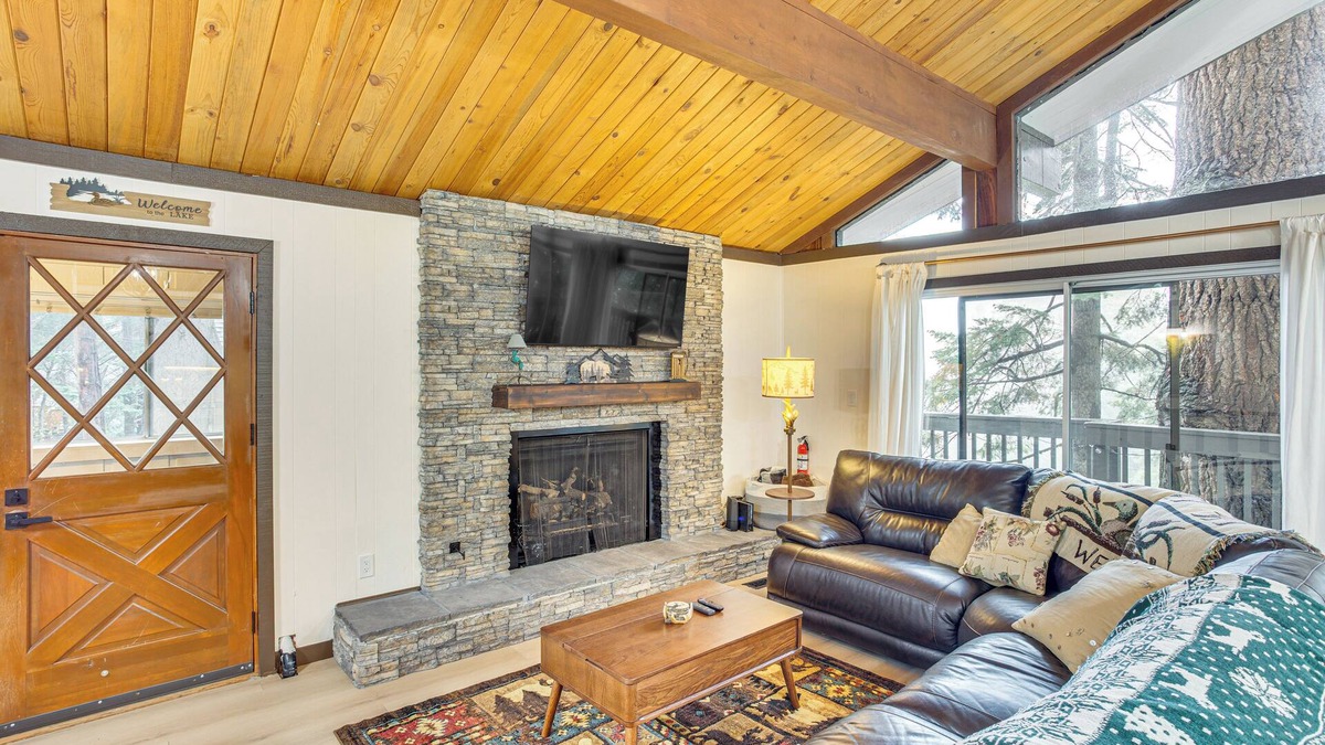 Arrowhead Villas Cabin | 3 Mi to Lake Arrowhead Village: Pine-View Home!