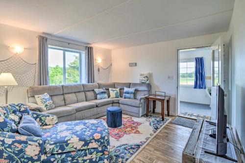 Central Lake House | 3 Mi to Lake Michigan The Country Cottage