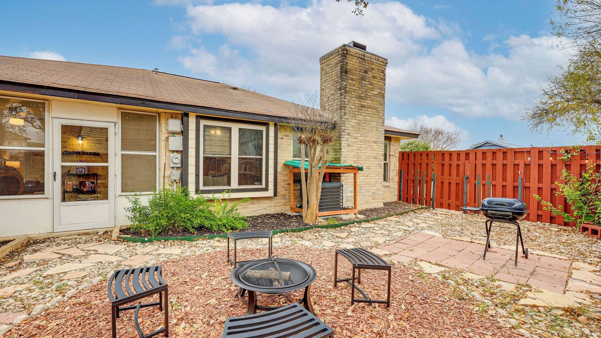 Universal City House | 3 Mi to Randolph AFB: Family Home w/Poker Table!