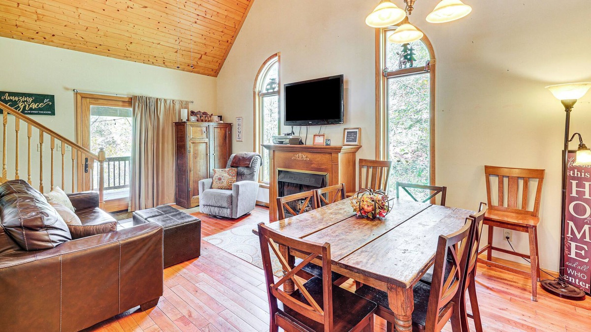 Snowshoe Cabin | 3 Mi to Snowshoe Resort: Cabin w/Hot Tub