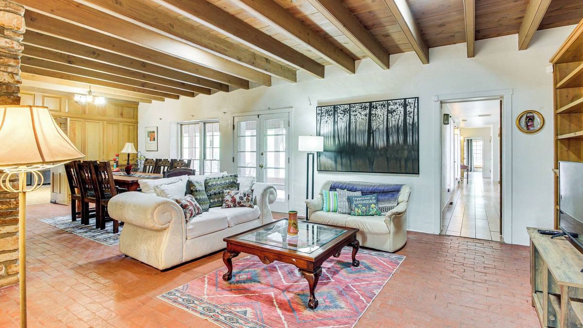 Near North Valley House | 3 Mi to Zoo & Garden: ABQ Home w/Heated Pool!