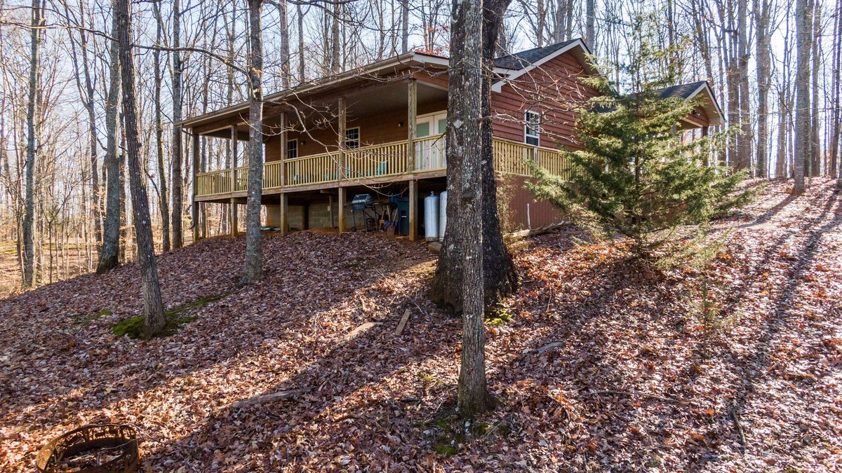 Albany House | 3 miles from Wolf Creek Dam! Boat and camper parking available