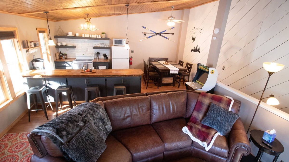 Tahoe Village House | 3 min to Boulder Ski Lift! Walk to Hiking trails. Pet friendly.