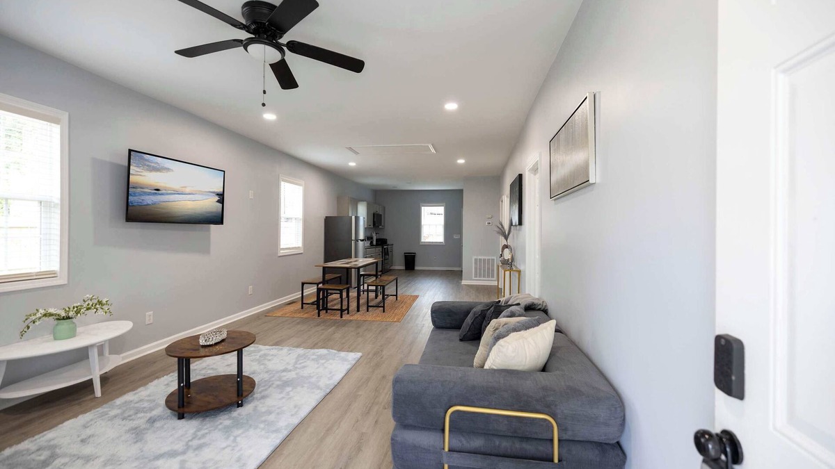 Burlington House | 3 Min to Downtown - 10 Min to Elon - Smart TVs