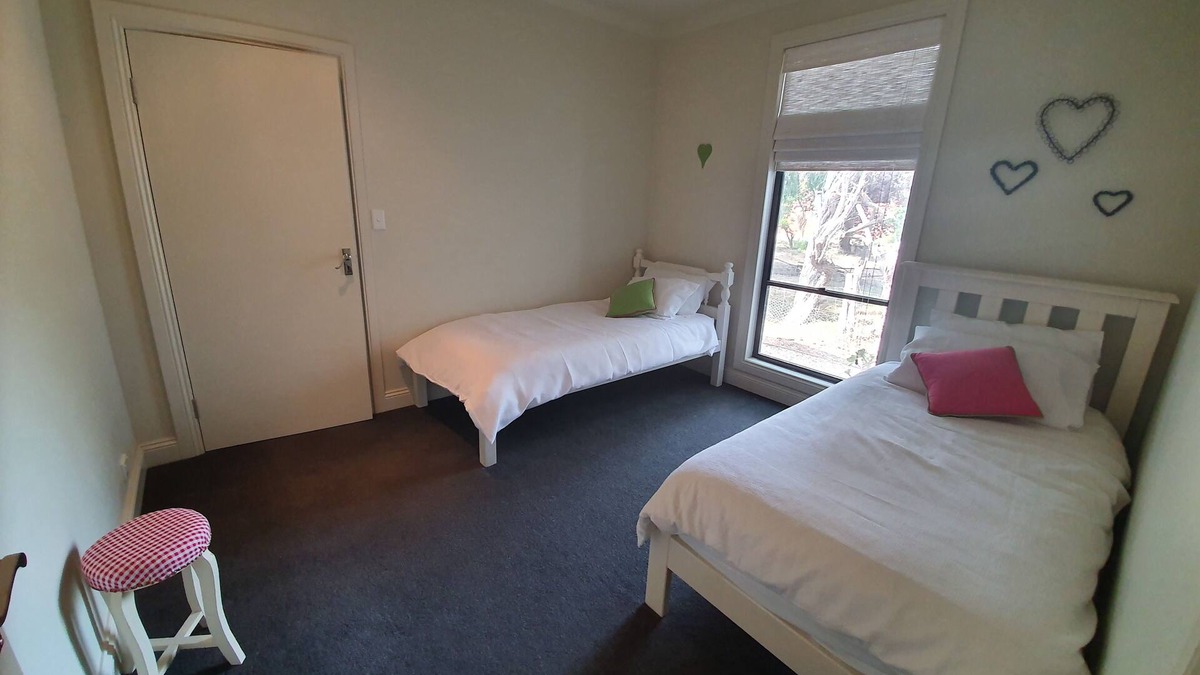 Normanville House | 3 minute walk to beach, cafe & shops.