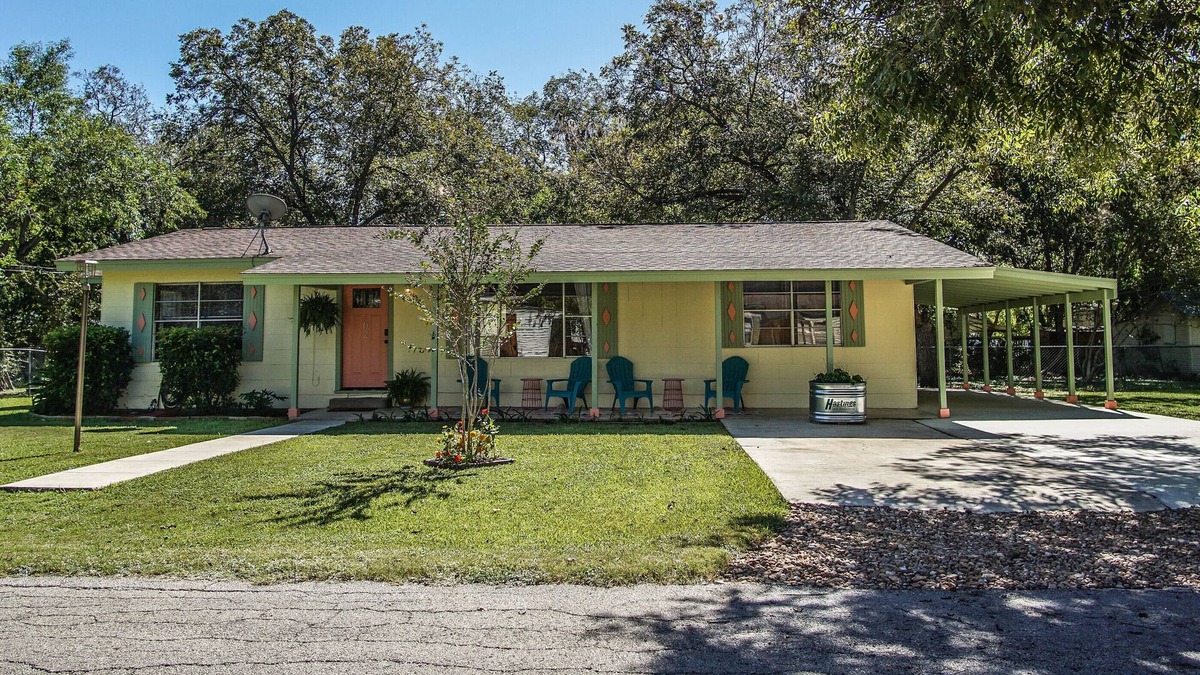 Cibolo House | 3 minute walk to main street, Cibolo Texas. Shopping, dancing and dining nearby.