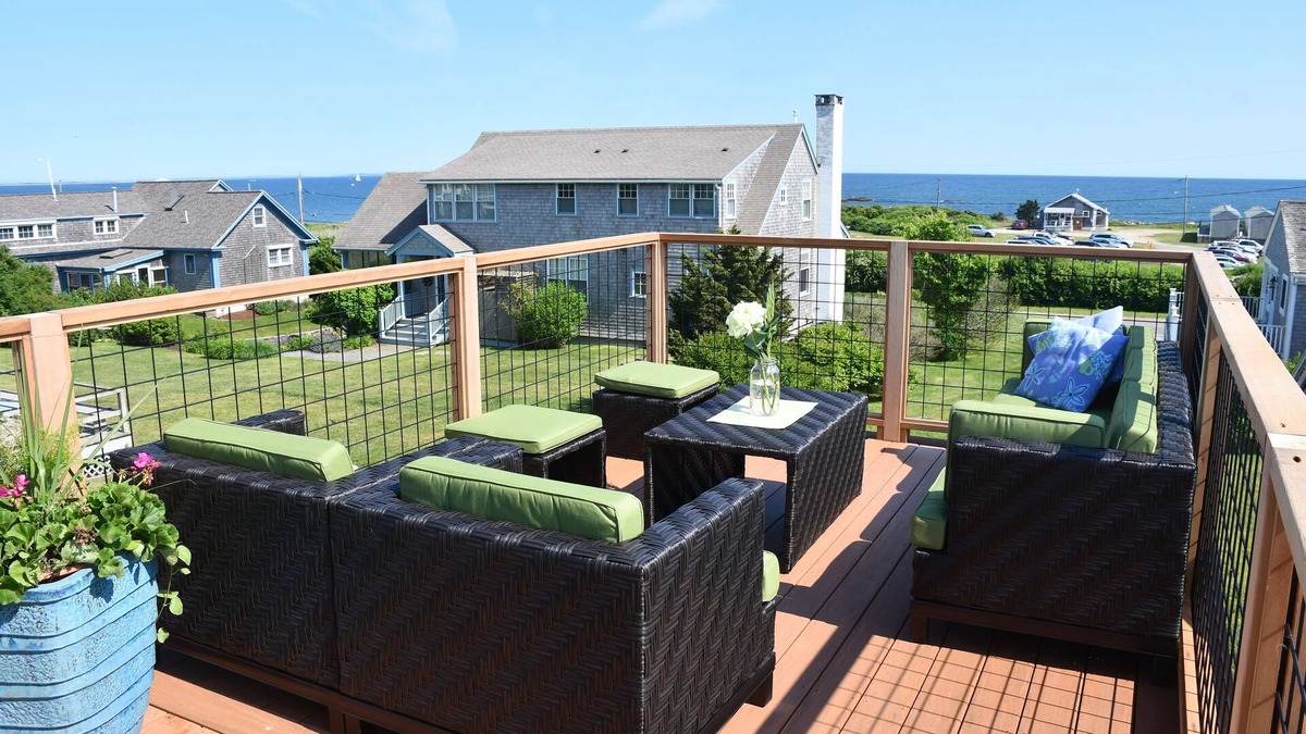 Adamsville House | 3 minute walk to the beach, panoramic water view, pastoral setting -pet friendly