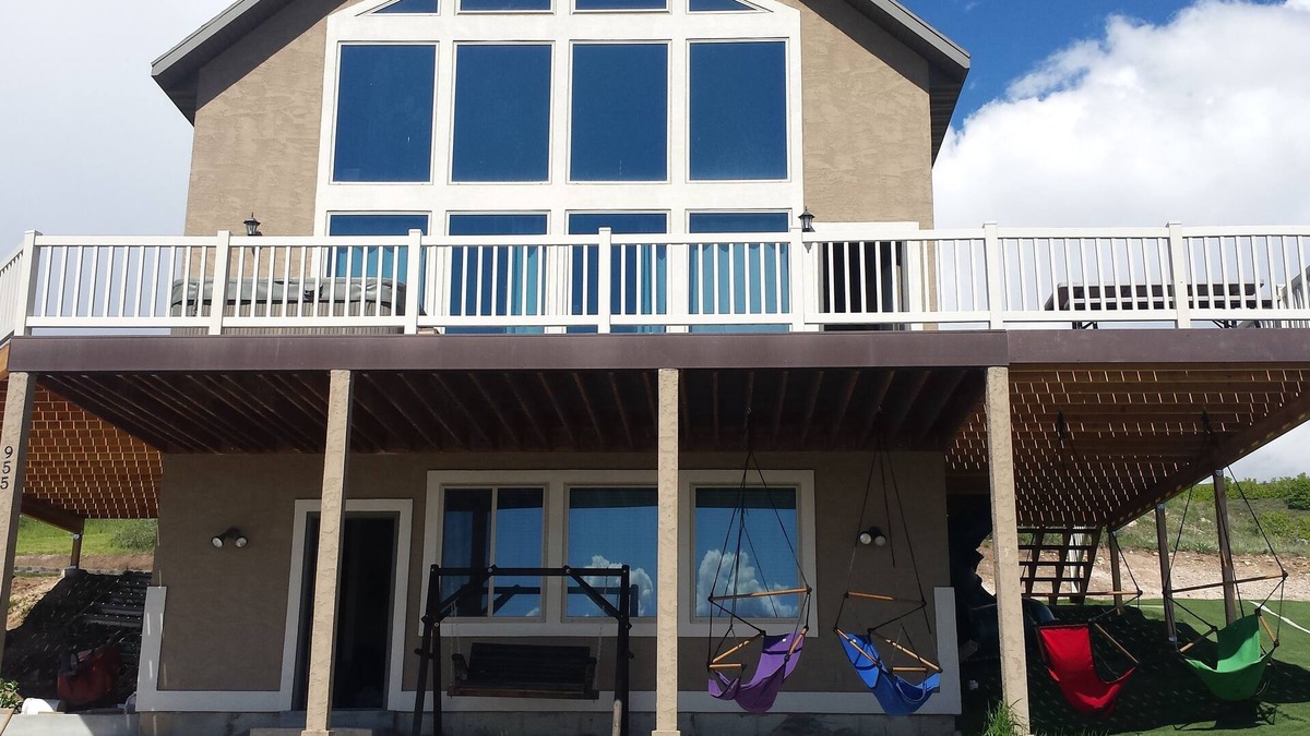 Harbor Village Cabin | 3 minutes from State Marina Private Hot Tub! Playground!