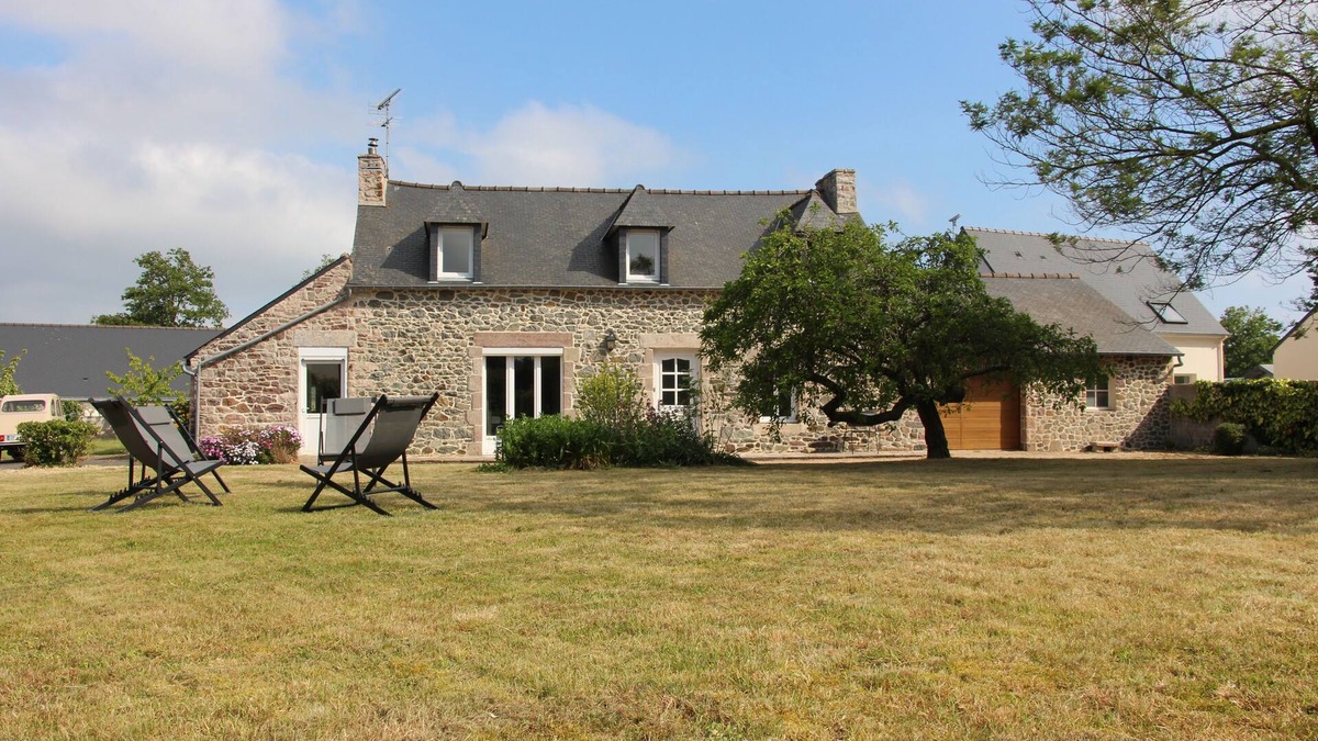 Plurien House | 3 minutes from the beach, spacious renovated farmhouse with large enclosed garden.