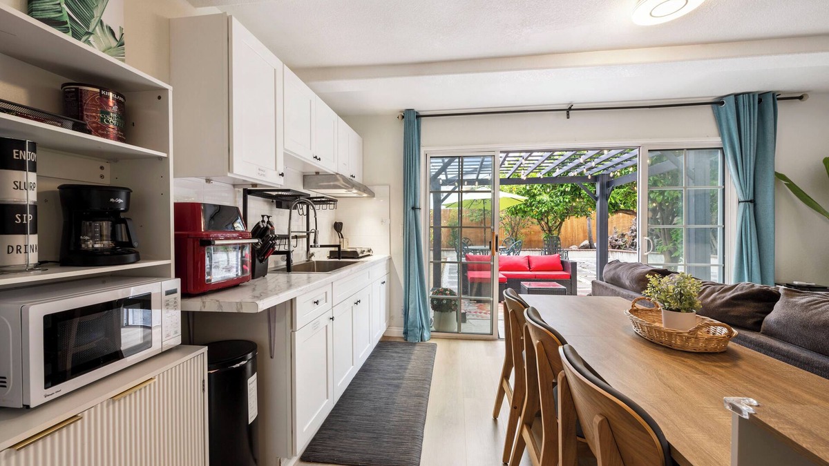 Costa Mesa House | 3 minutes to South Coast Plaza! Lovely garden-view retreat with King-sized bed