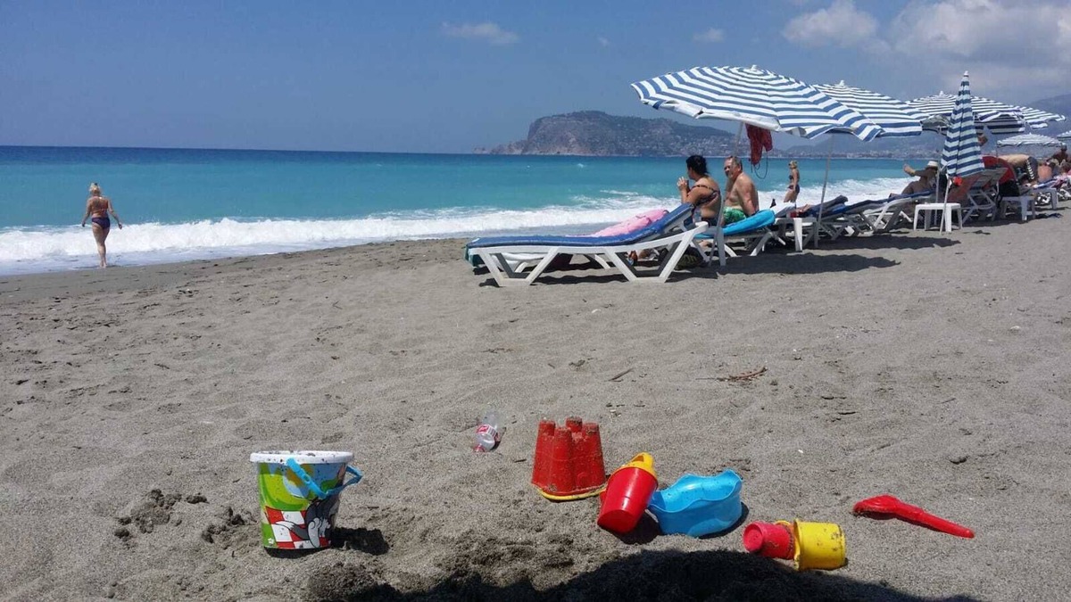 Tosmur Belediyesi Apartment | 3 minutes to the beach! Spacious and silent suite with pool.