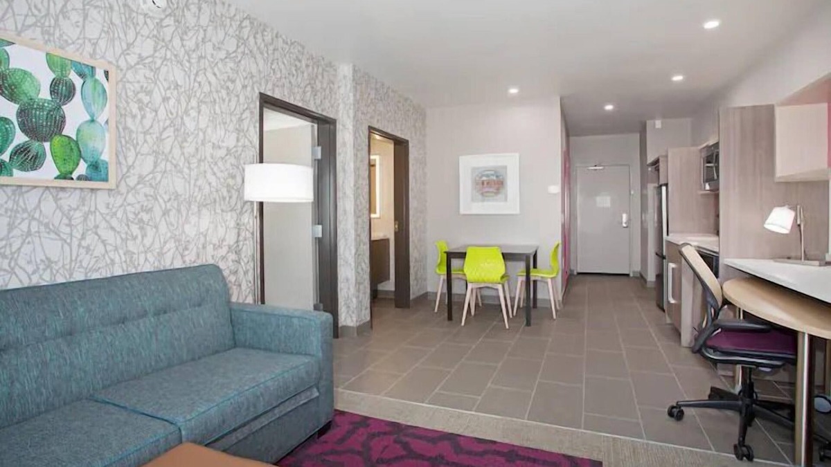 Roswell Hotel | 3 Pet-friendly Units Close to Spring River Zoo! Pets Allowed, Indoor Pool!