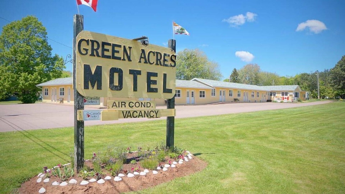 Linkletter Apartment | (3) Private Queen Suite at Green Acres Summerside