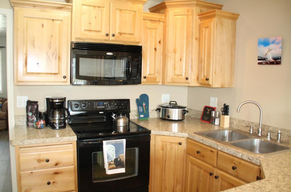 Ammon House | 3 queen beds, 1 twin bed, 2 rooms, 1 and a half bath, self check-in, flexcation equipped