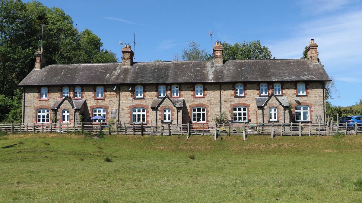 Long Marton Cottage | 3 RAILWAY COTTAGES, pet friendly in Appleby-In-Westmorland