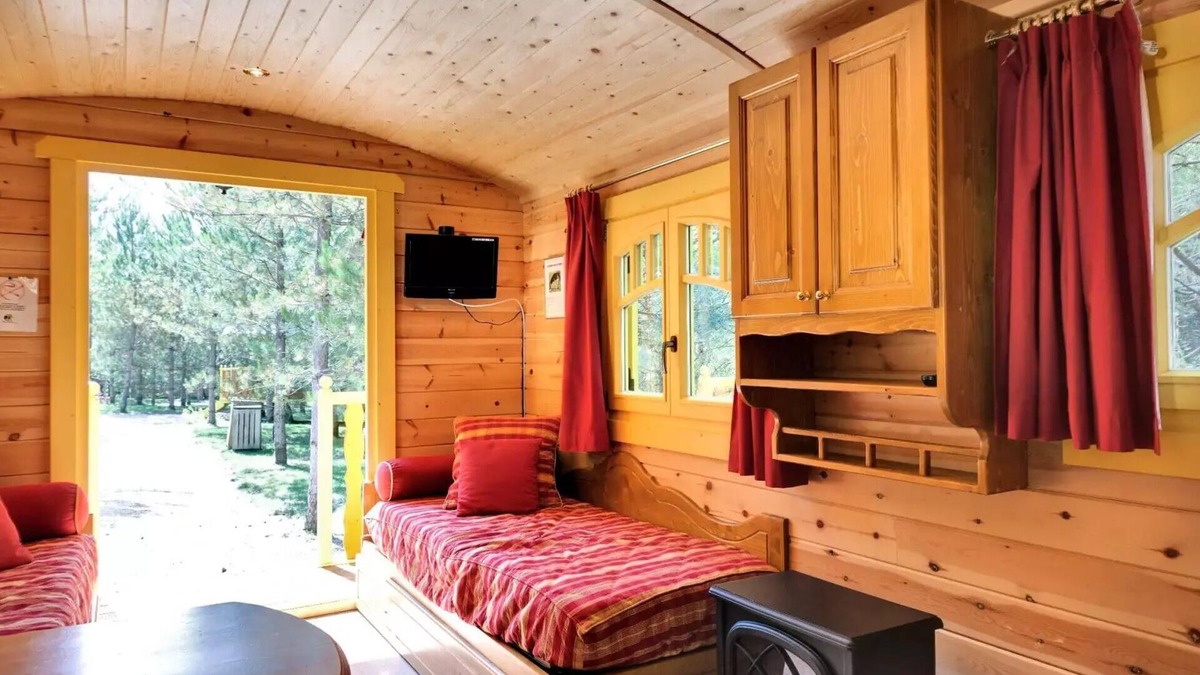 Dienne Cabin | 3-room caravan sleeps 4