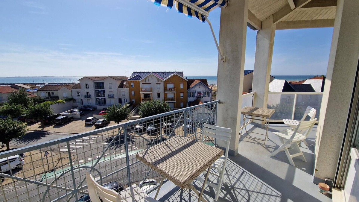 Port District Apartment | 3-room duplex near the beach with parking - sleeps 4
