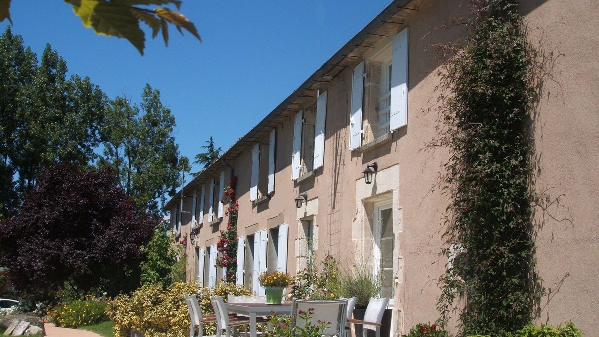 Cheffois House | 3 rooms near Puy du Fou and Marais Poitevin, sleeps 6.