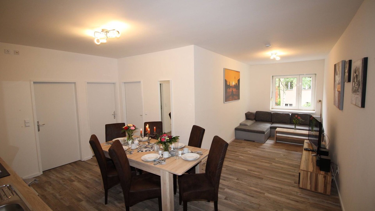 Tempelhof-Schoeneberg Apartment | 3 rooms, up to 9 persons, luxurious furnishings, "orchid"