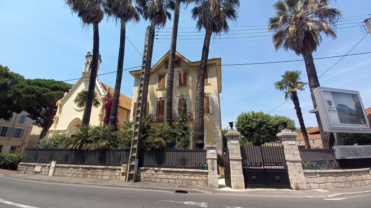 Golfe Juan House | 3 separately-rentable 2-room apartments, shops, beaches, private parking.