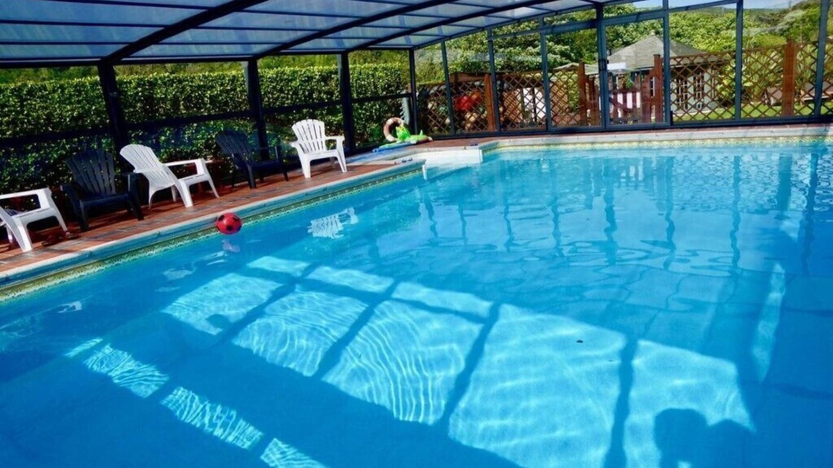 Portreath Apartment | 3~Short walk~Beach~Pubs~Shops: Chlorine safe Pool and Hot tub, Games room, WiFi