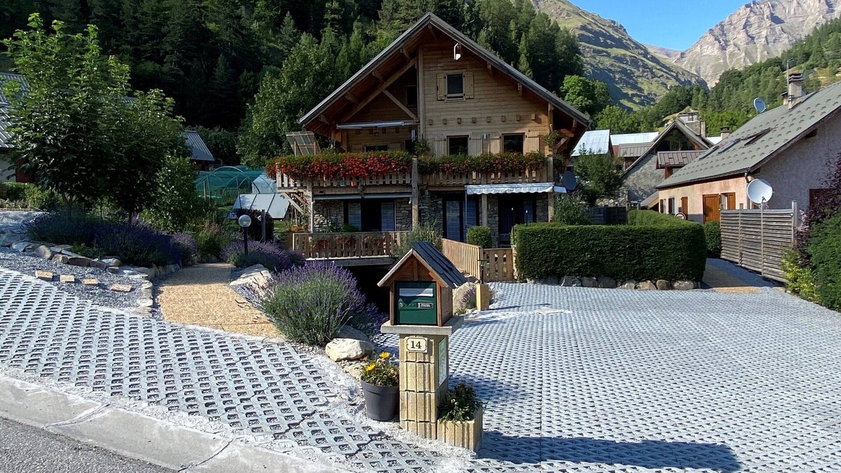 Reallon Apartment | 3 *, spacious cottage, on the ground floor of the chalet with superb view of the Réallon valley,