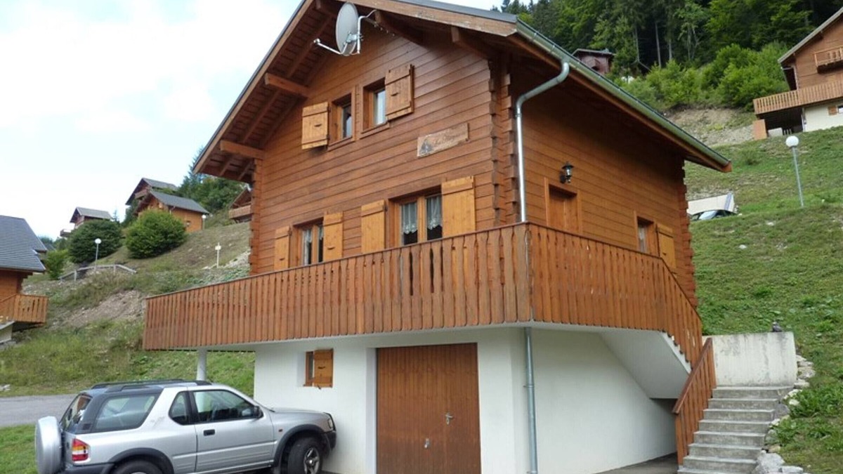 Station de Drouzin le Mont Ski Chalet | 3-star chalet with large terrace, garage, and hiking access
