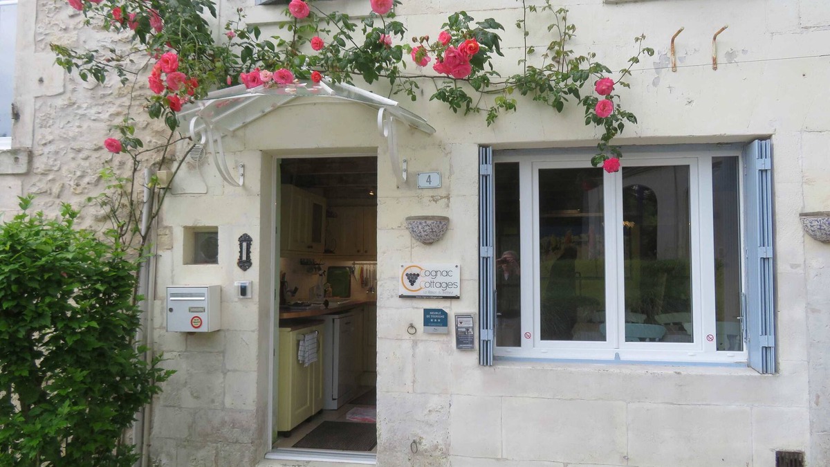 Bourg-Charente House | 3- Star small town cutie on the Charente River