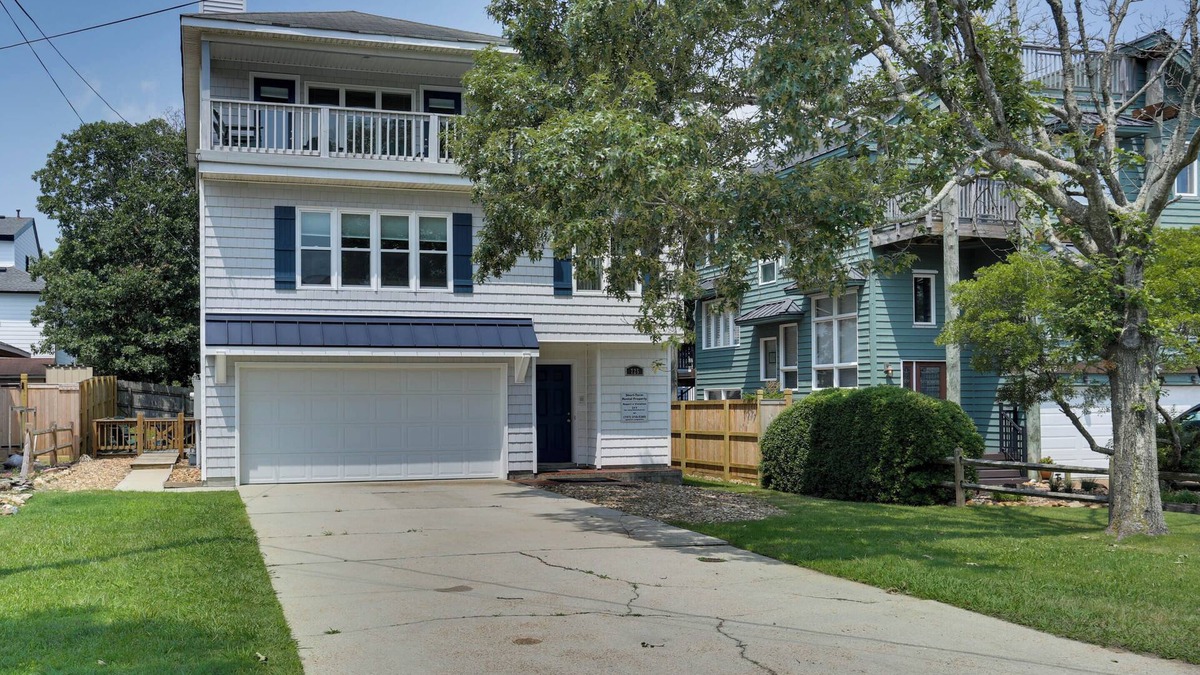 Croatan Beach House | 3-story contemporary home, one block from the beach