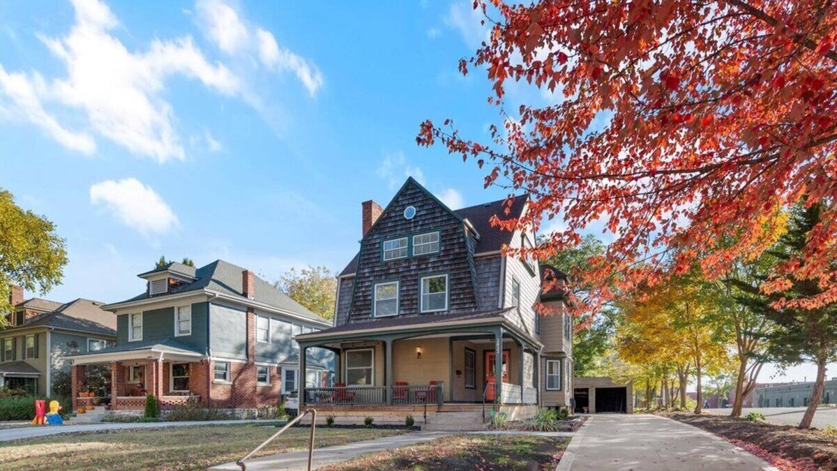 Southmoreland House | 3 Story Historic Midtown Home. Covered Front & Back porch! OFF STREET PARKING