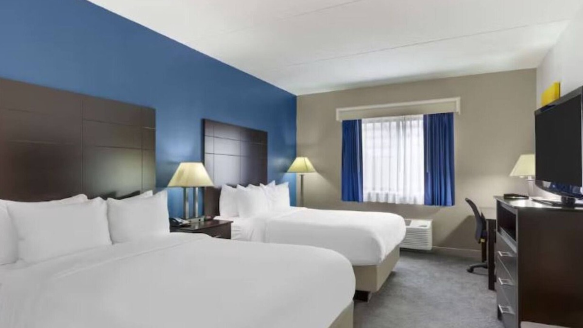 Mundelein Hotel | 3 Tranquil Family Suites in Mundelein | Hot Breakfast Included Near Chicago