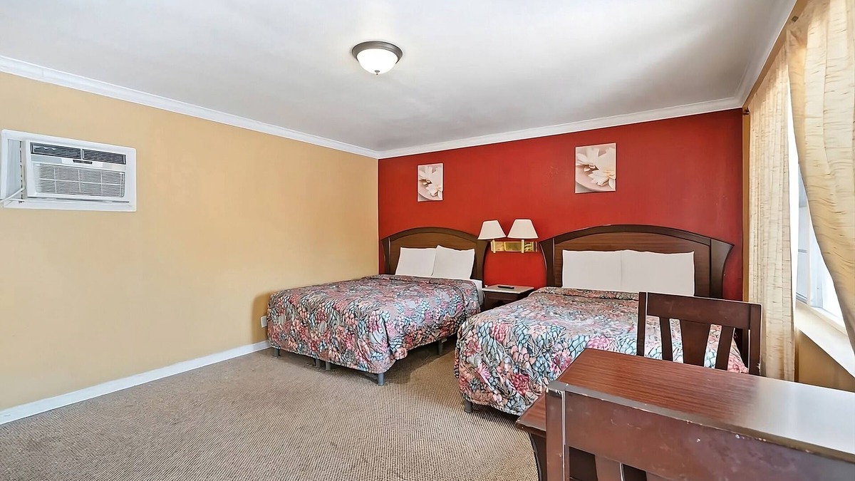 Beeville House | 3 Units Perfect for Big Groups, Free Parking, Pets are Welcome!
