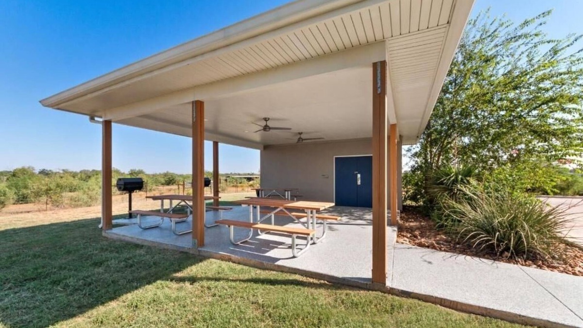Pleasanton Hotel | 3 Units | Pleasanton, TX Stay with Kitchen