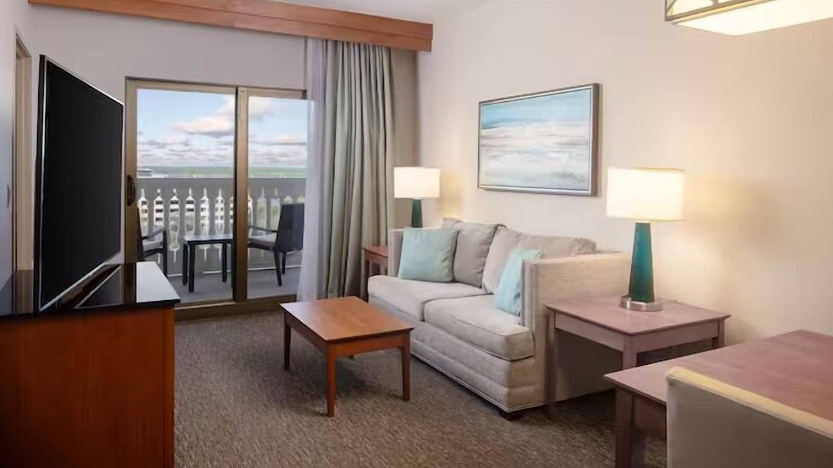 St. Petersburg - Clearwater Hotel | 3 Upscale Family Units near Beach | Elegant Rooms, Pool, Parking