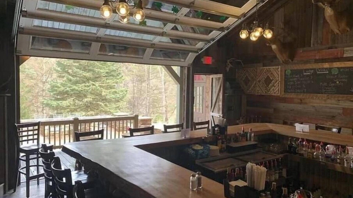 Cooksburg Apartment | 3-Vineyard Room
