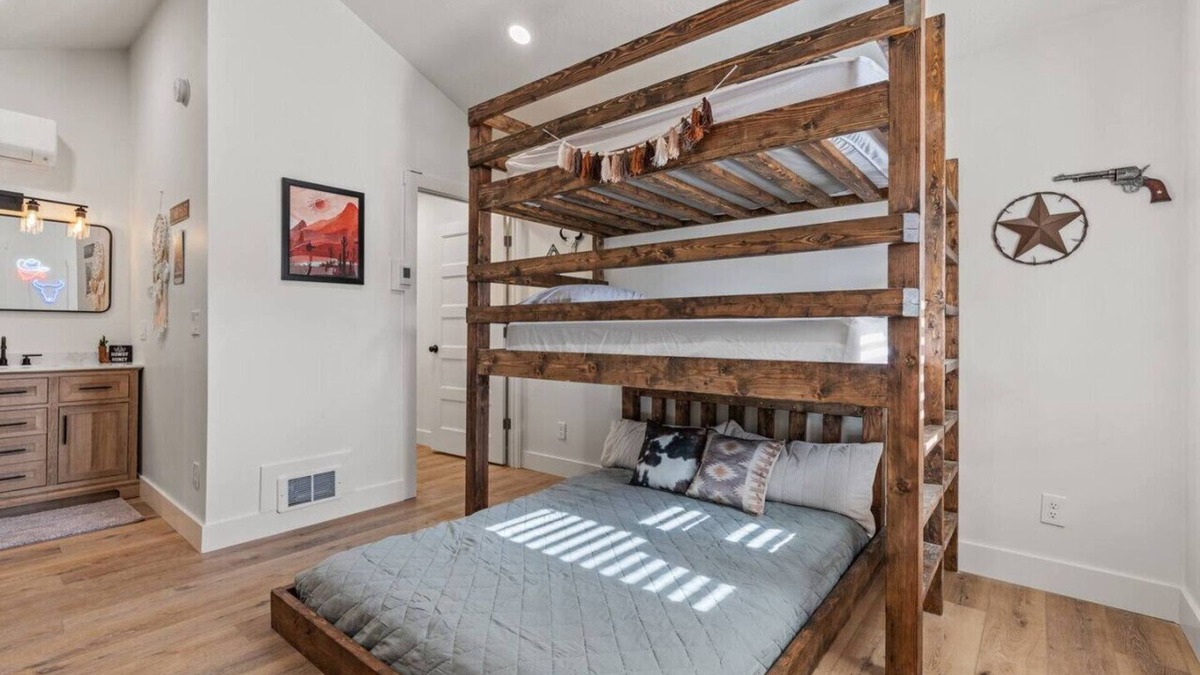 St. Charles Cabin | #3 Wild West Cabin! Newly Remodeled! AC! Sleeps 4!