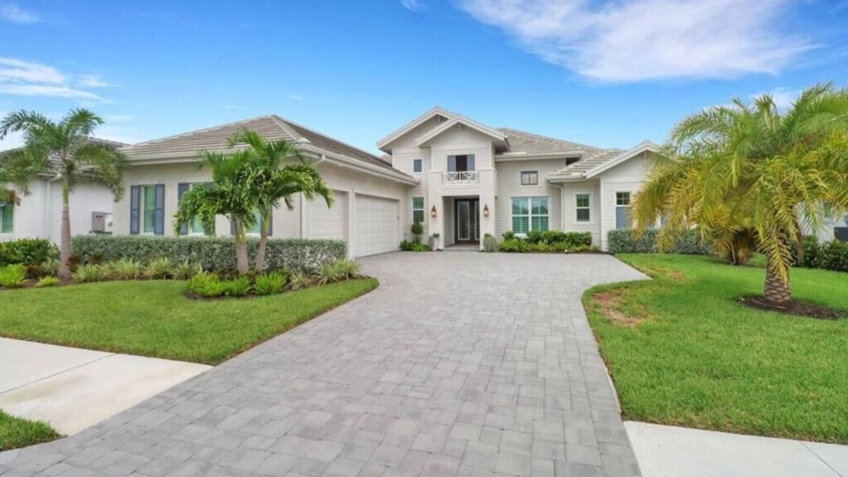 Naples House | 30-day minimum lease | Naples Reserve | 2 bedrooms | 2 office spaces with pull-out couches | 3 bathrooms
