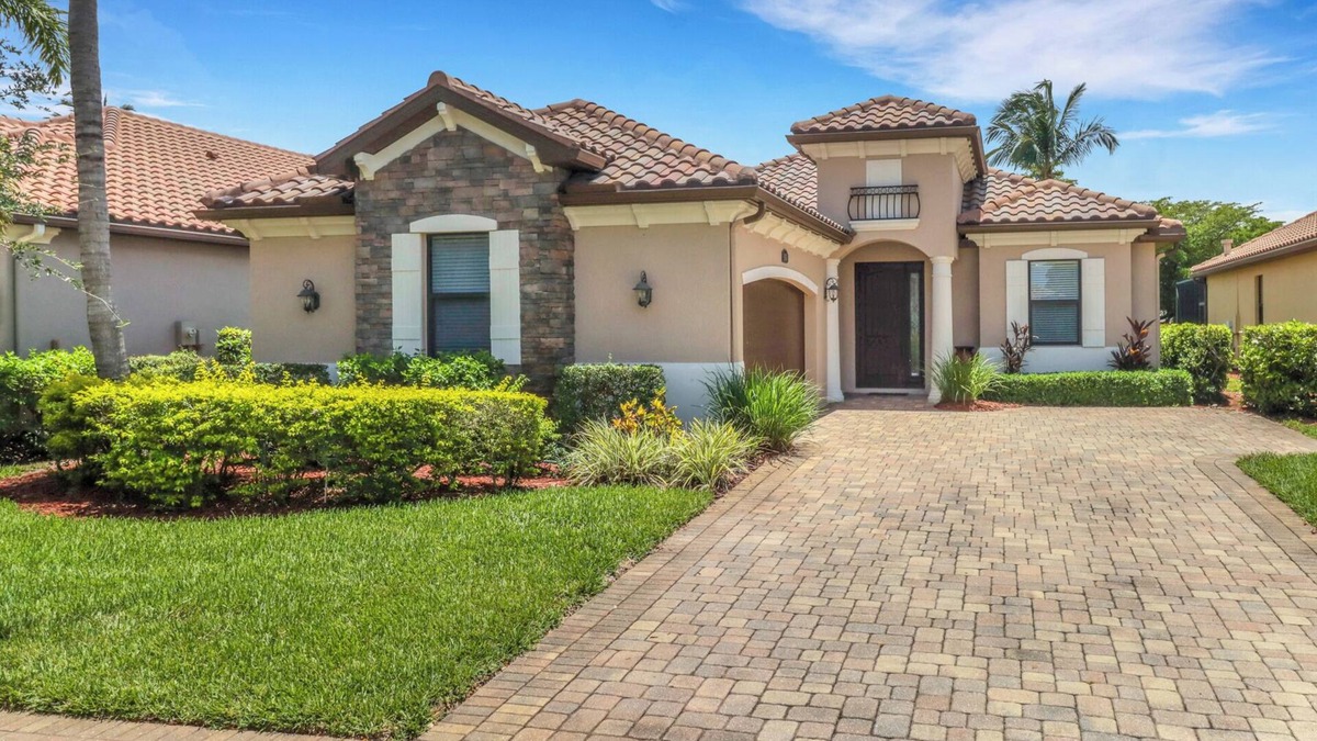 Naples House | 30-day minimum lease | Treviso Bay | 2 bedrooms | 2 bathrooms | office with sofa bed