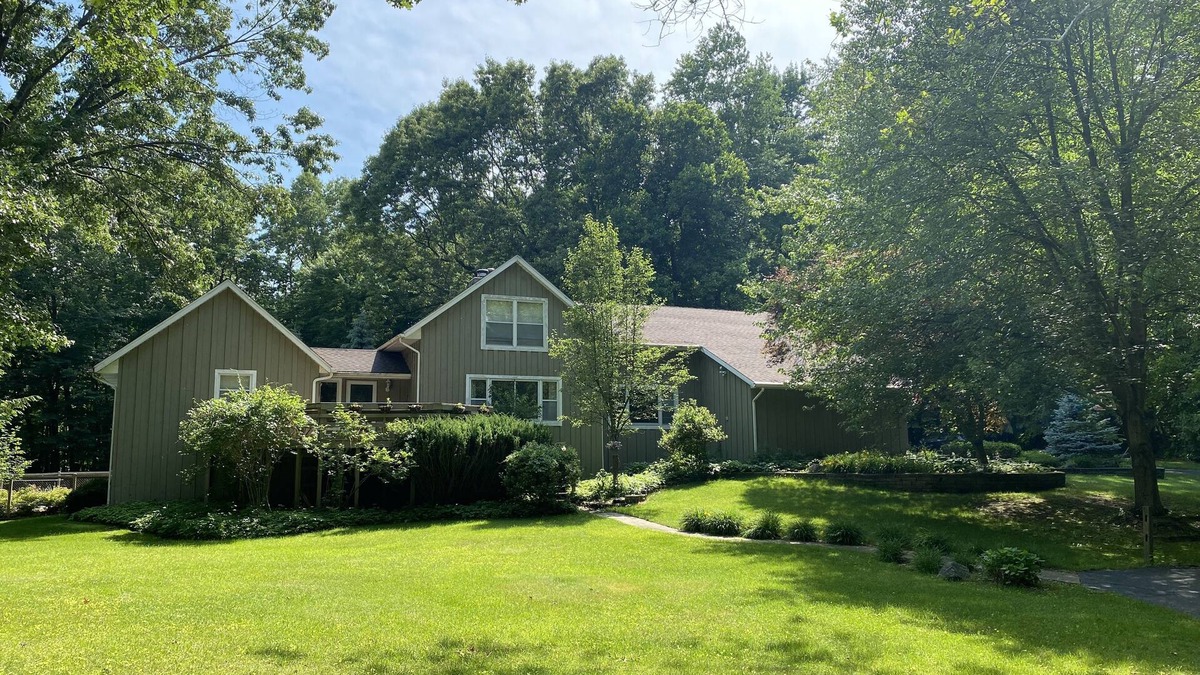 Edwardsburg House | 30 min from Notre Dame + Hottub, 10 acre estate and game room