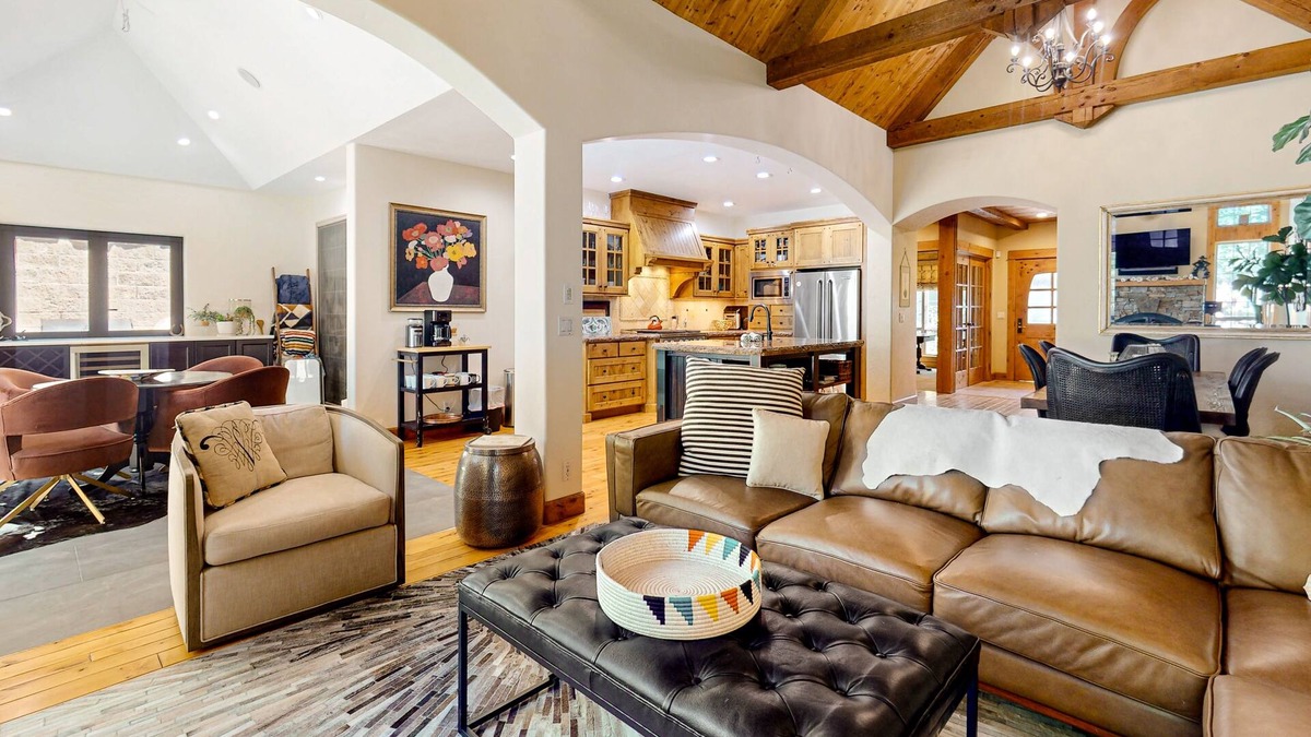 Southwest Bend House | 30 mins to Bachelor, 8 Mins to Old Mill - hot tub, fireplaces, open living space