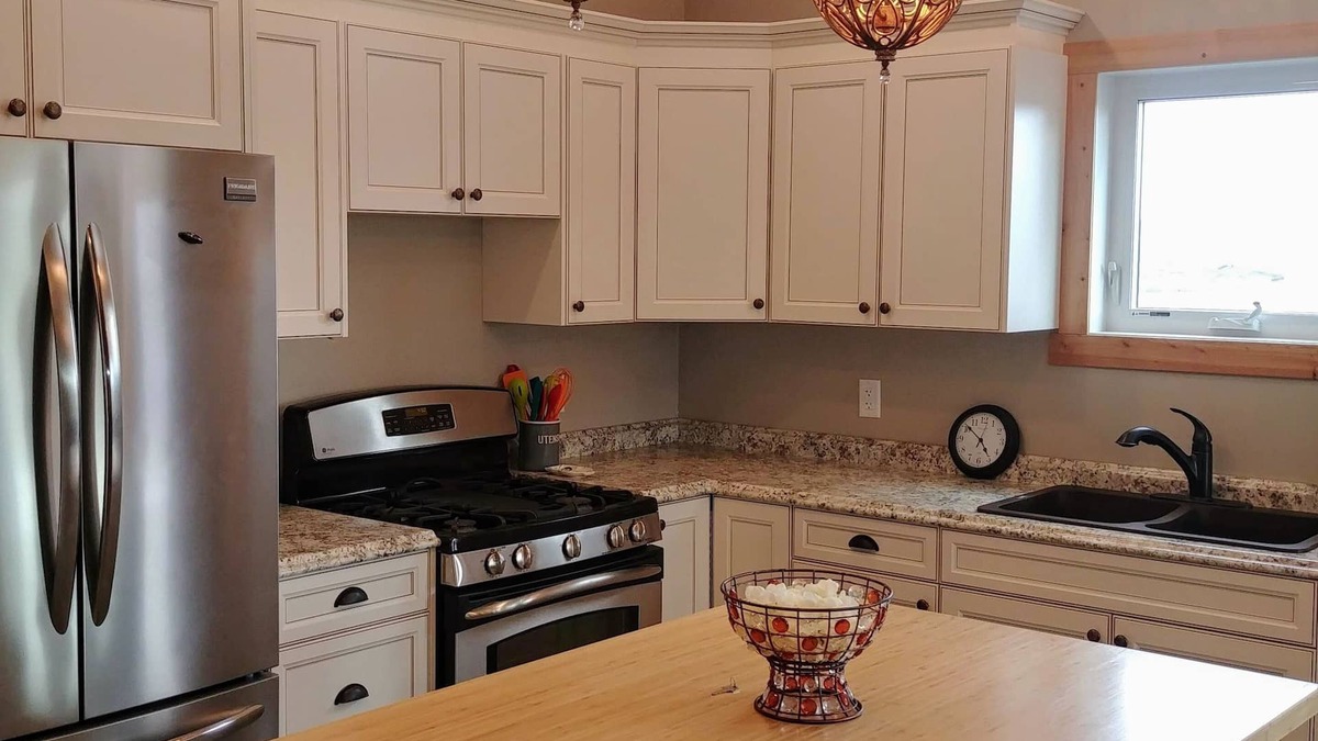 Cardston Apartment | 30 Mins to Waterton Gate! Relax & Enjoy the View of Chief Mountain & Sunsets