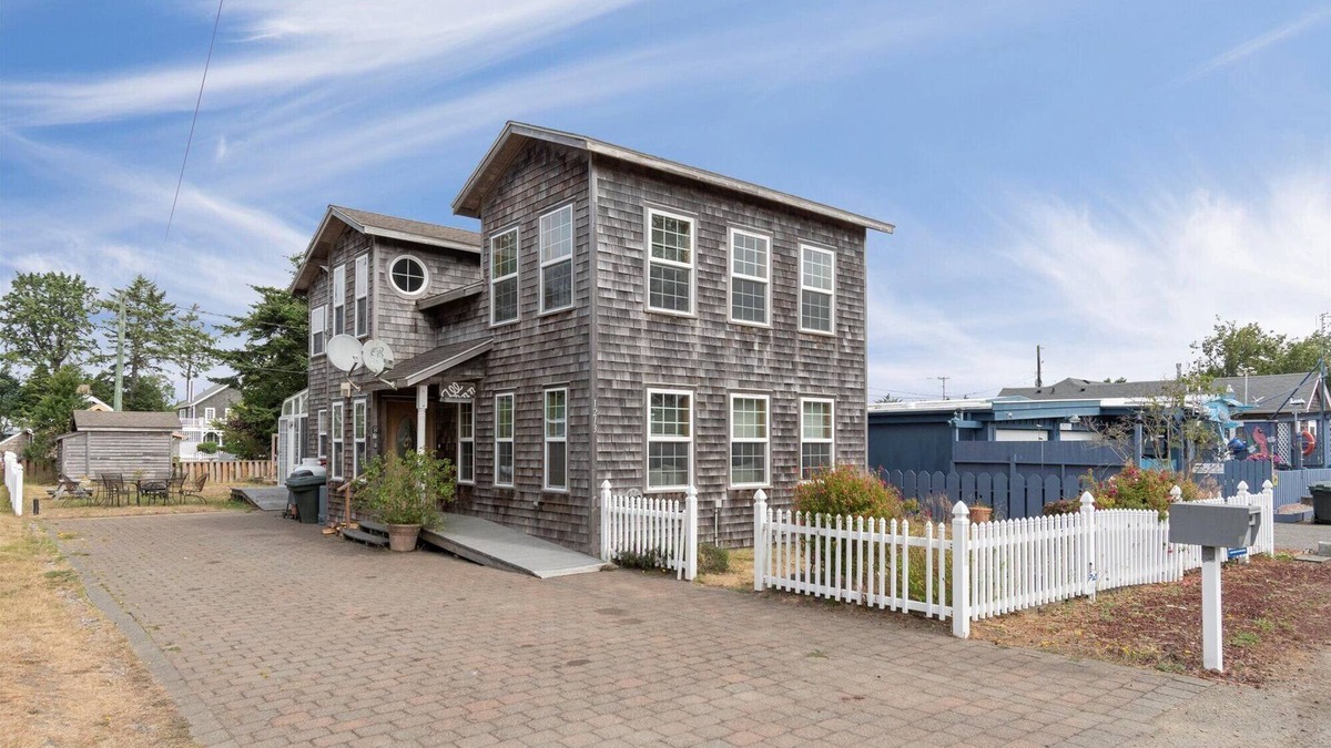 Ocean Park House | 30 NIGHT MINIMUM, near beach, Pets, yard w/play set (AllInn)
